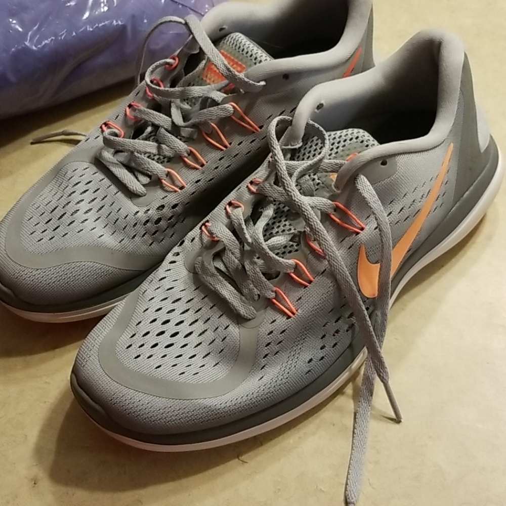 Tennis shoes
